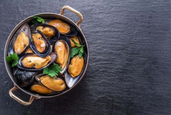 boiled-mussels-copper-pan