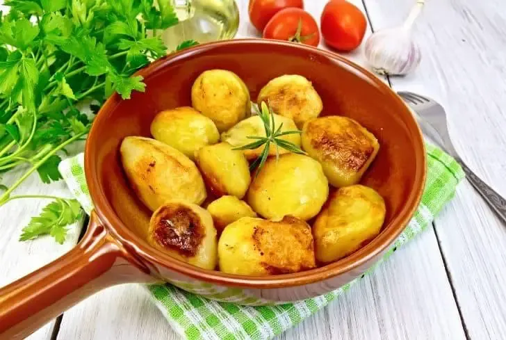 boiled-potatoes-ceramic-pan