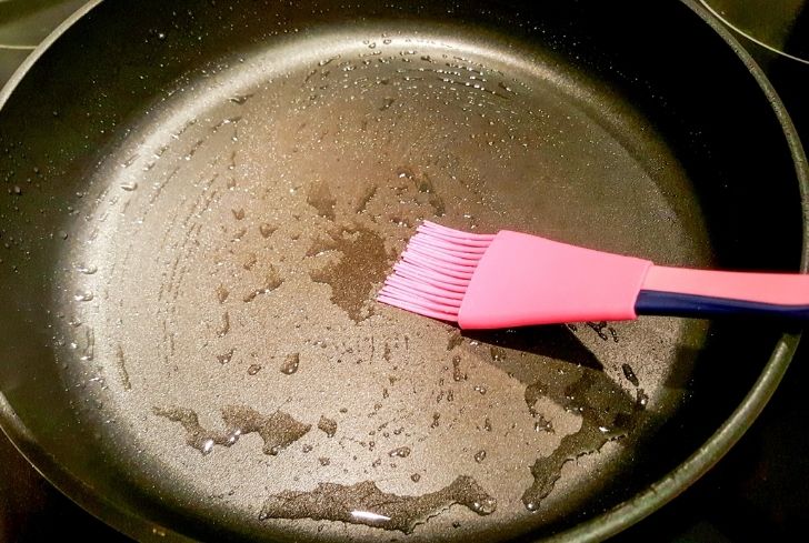 How To Degrease a Pan Quickly (3 Ways to Clean Burnt & Stuck-On Mess!)