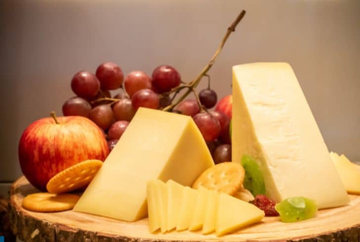 Gruyere-Cheese-with-fruits