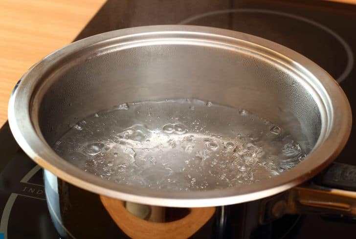 boiling-water-in-large-aluminum-pan