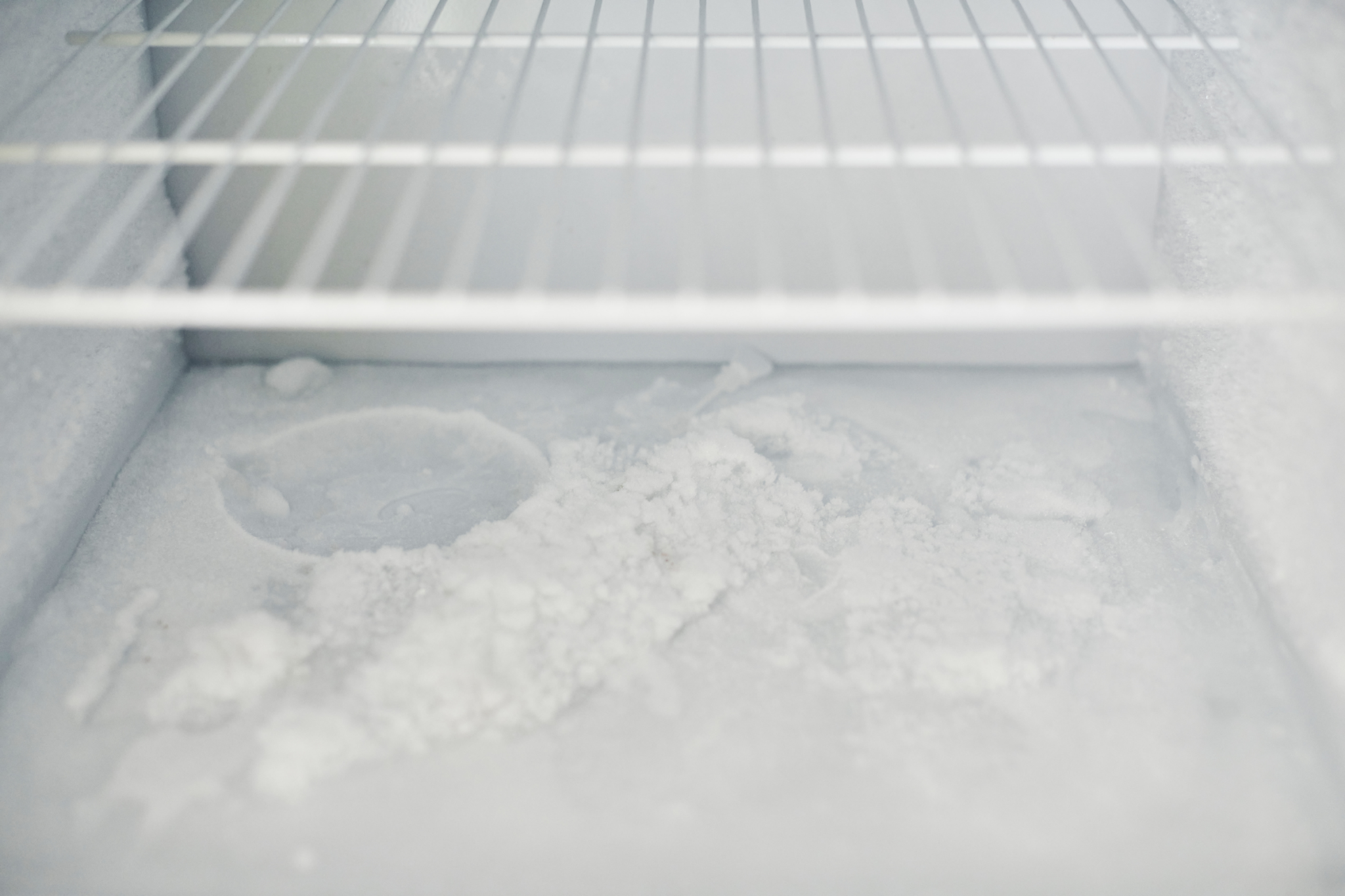 Почему на задней стенке холодильника образуется. Сетка для морозильной камеры. Игристое в морозилке. Замороженный лед в морозилке. Морозилка блеск.